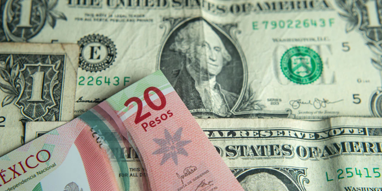 Dólar registra su mayor nivel frente al peso desde finales de 2022.