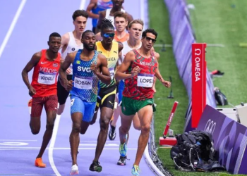 Tonatiú López termina primero en su heat de repechaje y avanza a semifinales de 800m en París 2024.