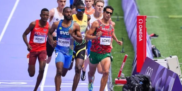 Tonatiú López termina primero en su heat de repechaje y avanza a semifinales de 800m en París 2024.