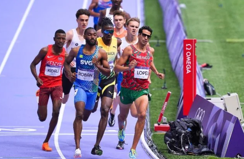 Tonatiú López termina primero en su heat de repechaje y avanza a semifinales de 800m en París 2024.