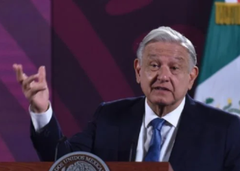 AMLO anuncia “pausa” en relación con los embajadores de EU y Canadá.