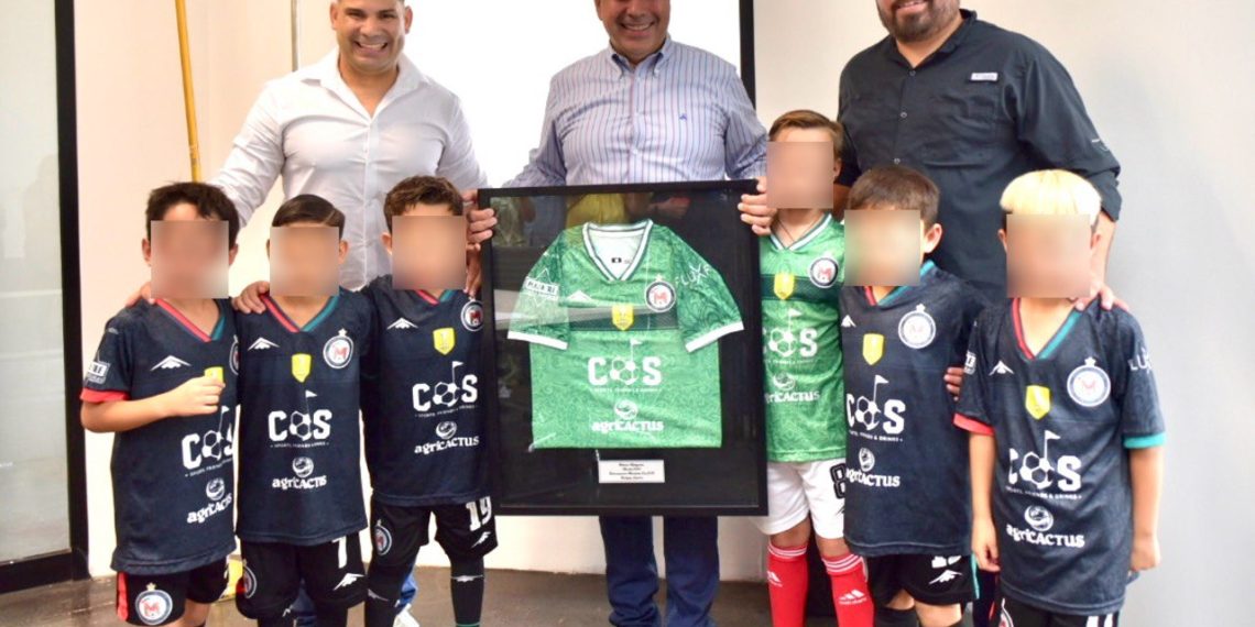 Conoce Toño Astiazarán a subcampeones hermosillenses del Mundialito Futbol Base.