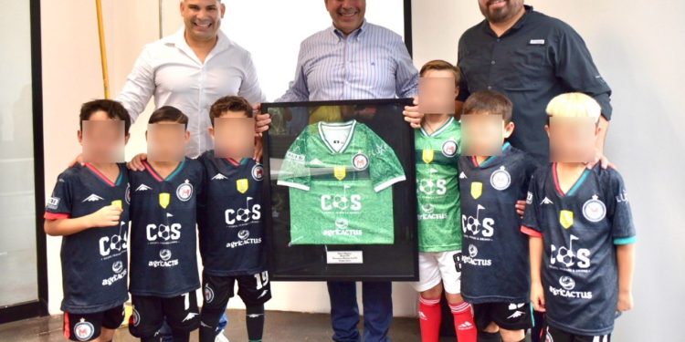 Conoce Toño Astiazarán a subcampeones hermosillenses del Mundialito Futbol Base.
