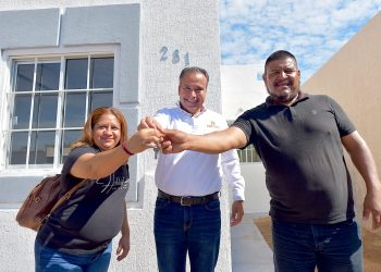 Entrega Toño Astiazarán una vivienda rescatada a pareja con discapacidad auditiva.