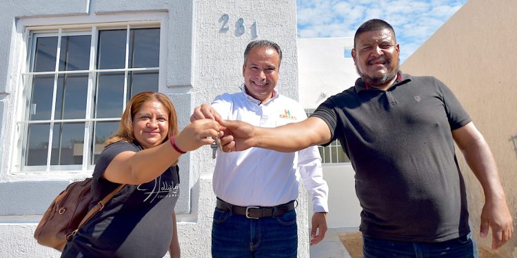 Entrega Toño Astiazarán una vivienda rescatada a pareja con discapacidad auditiva.