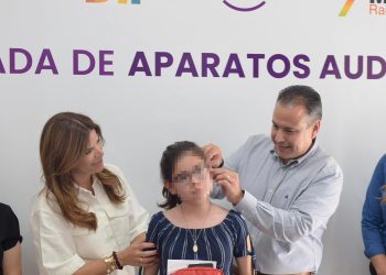 Gobierno Municipal y empresas privadas ayudan a personas con discapacidad auditiva.