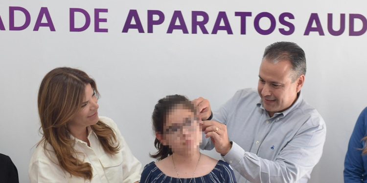 Gobierno Municipal y empresas privadas ayudan a personas con discapacidad auditiva.