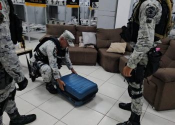 Detienen a cinco elementos de la GN en Jalisco que guardaban miles de pesos, dólares y armas.