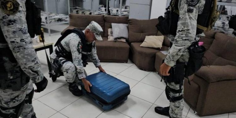 Detienen a cinco elementos de la GN en Jalisco que guardaban miles de pesos, dólares y armas.