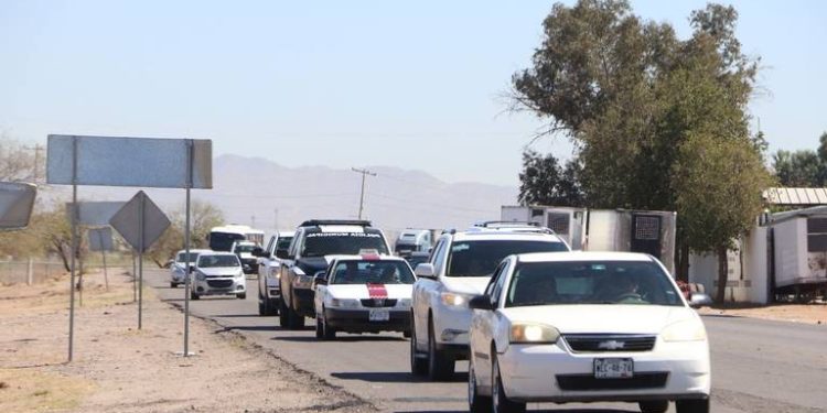 Grupo de hombres asalta a joven y le quita su vehículo en la carretera a Kino.