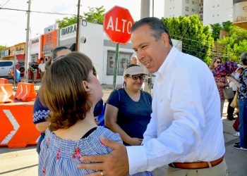 Supervisa Toño Astiazarán rehabilitación de pavimento en la calle 7.