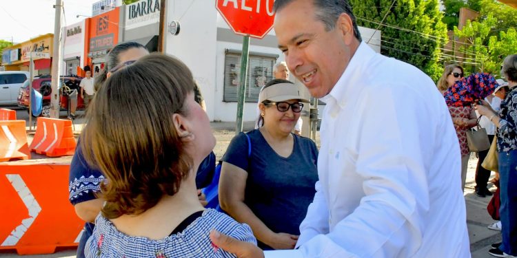 Supervisa Toño Astiazarán rehabilitación de pavimento en la calle 7.