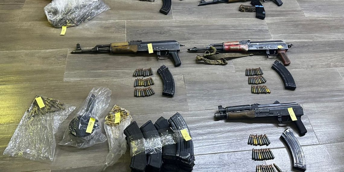 Inicia FGR investigación por el aseguramiento de cinco armas de fuego y más de mil cartuchos.