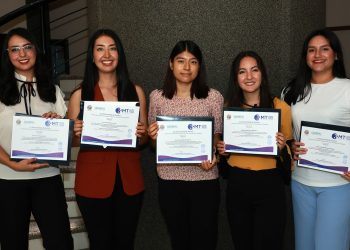 Presentan estudiantes su tesis en tres minutos.