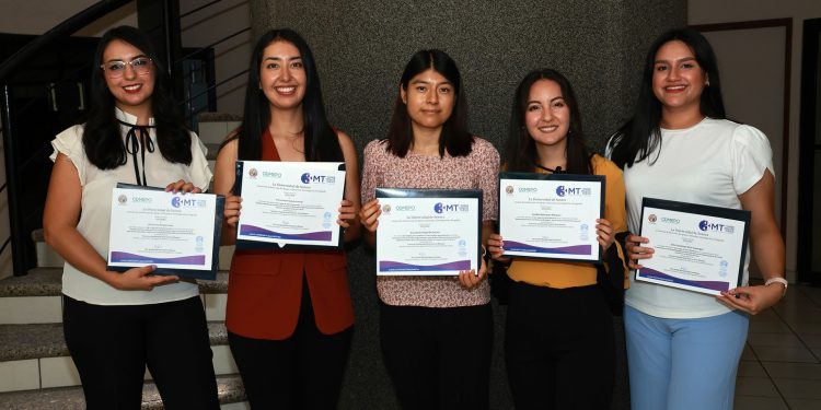 Presentan estudiantes su tesis en tres minutos.