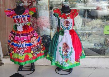 Se alistan comerciantes para Fiestas Patrias en el Centro de Hermosillo.