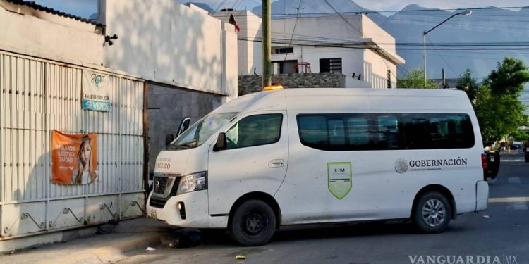 Rescatan a 17 migrantes de la India y Ecuador encerrados en una casa en Monterrey.