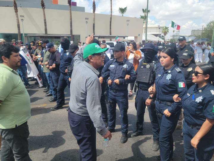 Protestan en el Auditorio Cívico por diversas problemáticas en el Informe de Alfonso Durazo.
