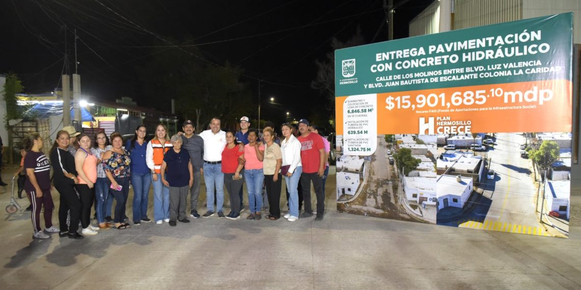 Celebra Toño Astiazarán con vecinos pavimentación de calle Los Molinos.