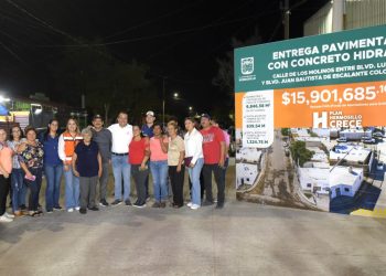 Celebra Toño Astiazarán con vecinos pavimentación de calle Los Molinos.