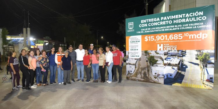 Celebra Toño Astiazarán con vecinos pavimentación de calle Los Molinos.
