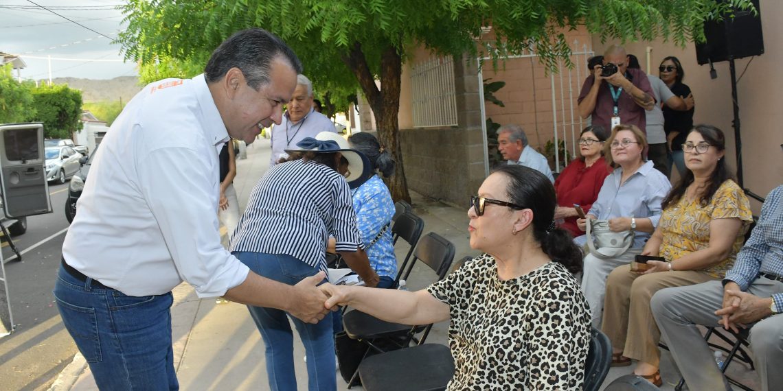Entrega Toño Astiazarán rehabilitación de avenida Siete.