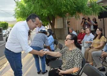Entrega Toño Astiazarán rehabilitación de avenida Siete.