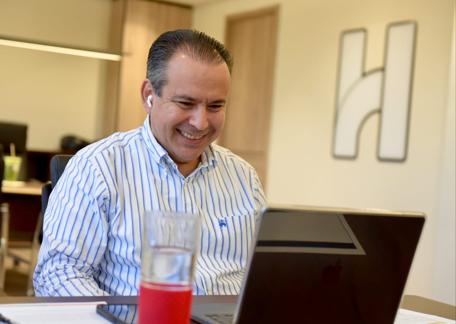 Acuerda Toño Astiazarán apoyo económico a ocho deportistas.