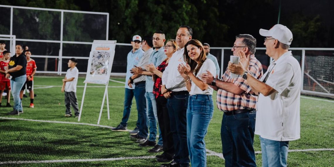 Atestiguan Toño Astiazarán y Patty Ruibal la rehabilitación del parque Álvaro Obregón.