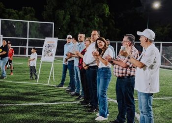 Atestiguan Toño Astiazarán y Patty Ruibal la rehabilitación del parque Álvaro Obregón.