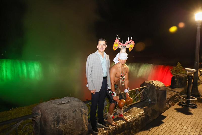 Arranca la Semana México en Canadá con la iluminación de las Cataratas del Niágara de verde, blanco y rojo.