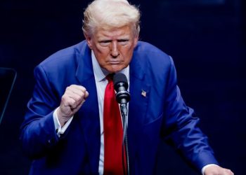 Trump amaga con arancel de 100% a autos armados en México que entren a EU.