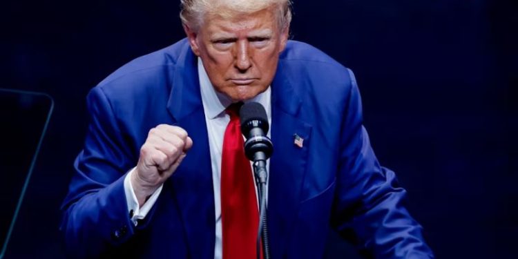 Trump amaga con arancel de 100% a autos armados en México que entren a EU.