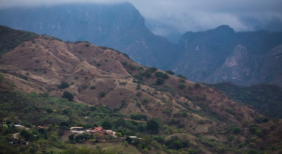 ‘Pánico’ en Sinaloa: Culiacán suspende clases tras enfrentamiento en La Campiña.