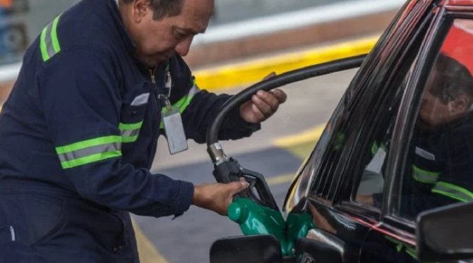 Hacienda quita el subsidio a gasolinas Magna, Premium y Diésel; usuarios pagarán el 100% del IEPS.