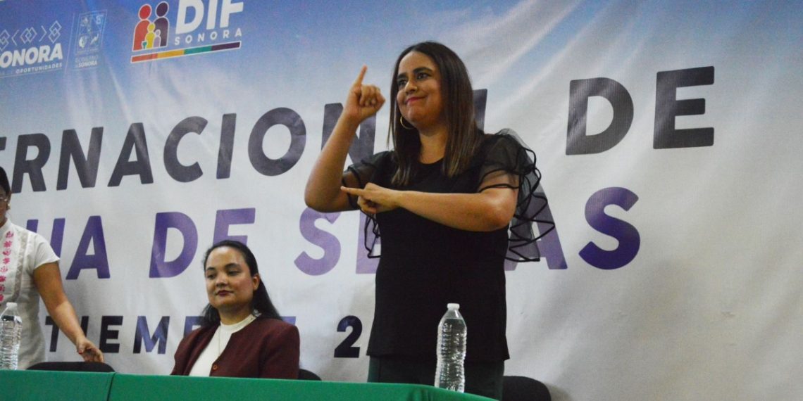 Conmemoran DIF Sonora y UTH el Día Internacional de la Lengua de Señas con conversatorio.