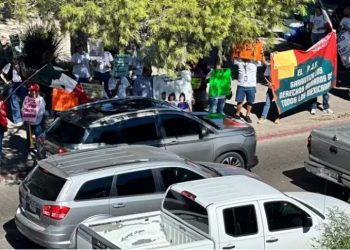 Llevan trabajadores del Poder Judicial protesta a la garita en Nogales.