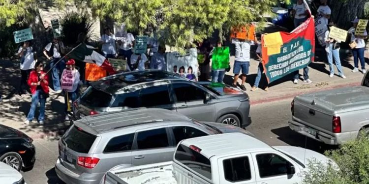 Llevan trabajadores del Poder Judicial protesta a la garita en Nogales.