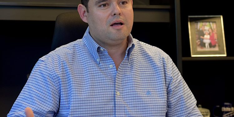 Llama Secretario del Ayuntamiento a jóvenes a tramitar pre cartilla del Servicio Militar.