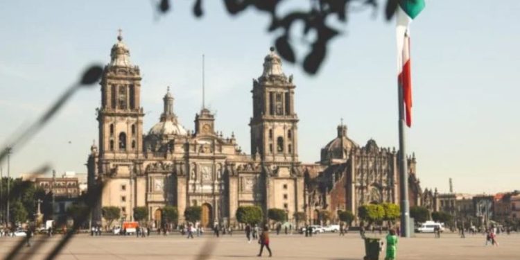 México enfrenta incertidumbre por reformas y deterioro fiscal, advierte Moody’s.