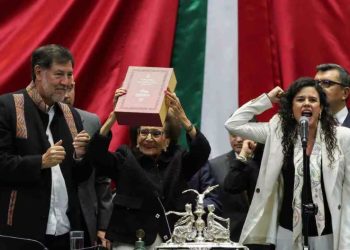 Alcalde entrega al Congreso el sexto informe de gobierno de López Obrador.