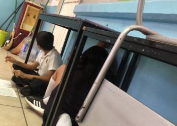 Alumnos de primaria se resguardan tras persecución armada en Culiacán.