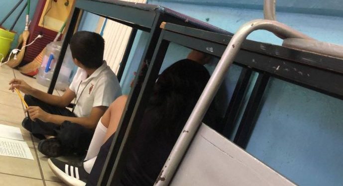 Alumnos de primaria se resguardan tras persecución armada en Culiacán.