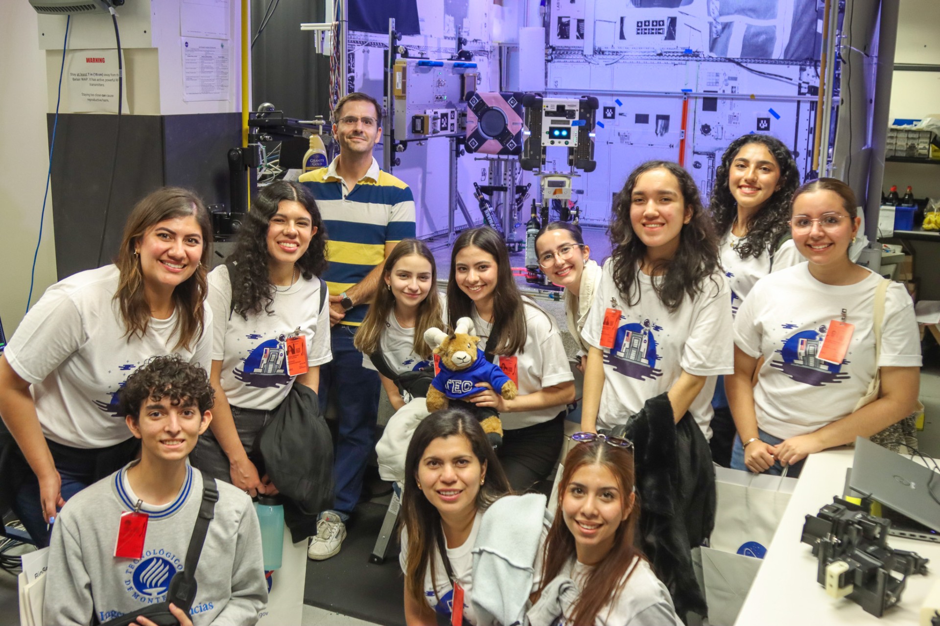 Visitan estudiantes del Tec de Monterrey Sonora Norte laboratorios exclusivos de la NASA.