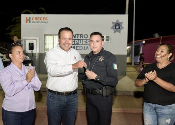 Entrega Toño Astiazarán Centro de Respuesta Inmediata y patrulla en Villas del Sur.