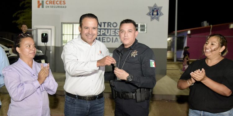 Entrega Toño Astiazarán Centro de Respuesta Inmediata y patrulla en Villas del Sur.