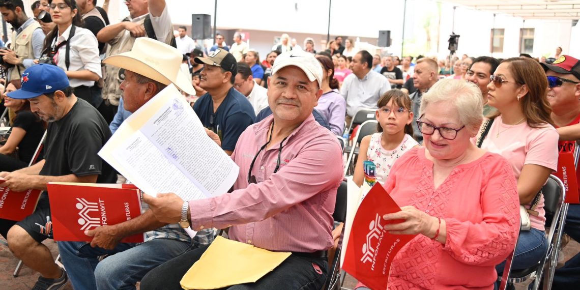 Beneficia Gobernador Durazo a más de 47 mil familias sonorenses con entrega de escrituras.