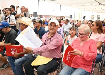 Beneficia Gobernador Durazo a más de 47 mil familias sonorenses con entrega de escrituras.