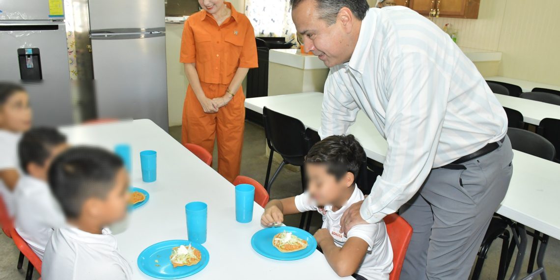 Constata Toño Astiazarán colaboración ciudadana a favor de niñas y niños con desayunos escolares calientes.