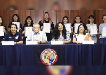 Premia Unison a ganadores de la Olimpiada Estatal de Matemáticas 2024.